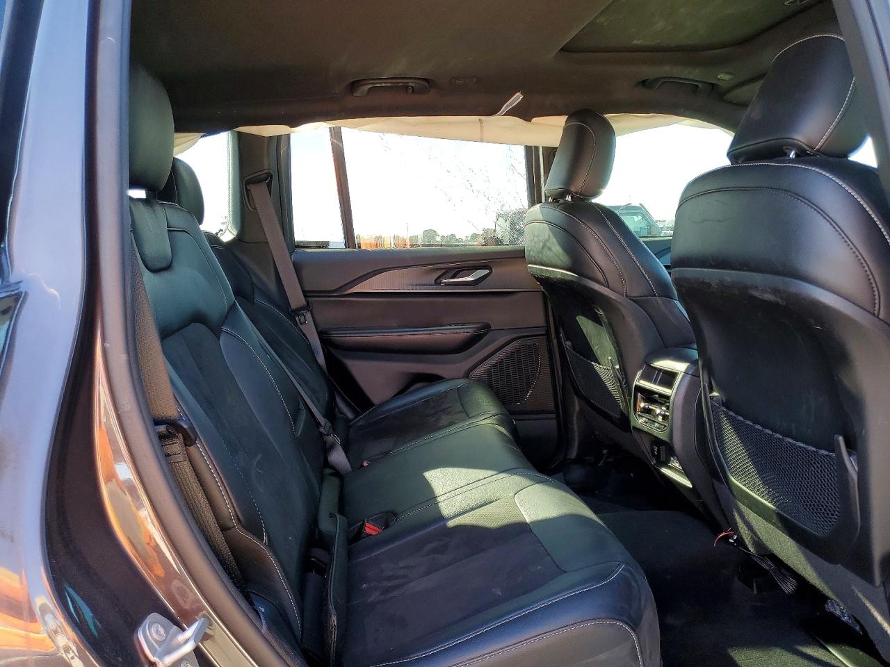 2024 JEEP GRAND CHEROKEE LAREDO photo 31