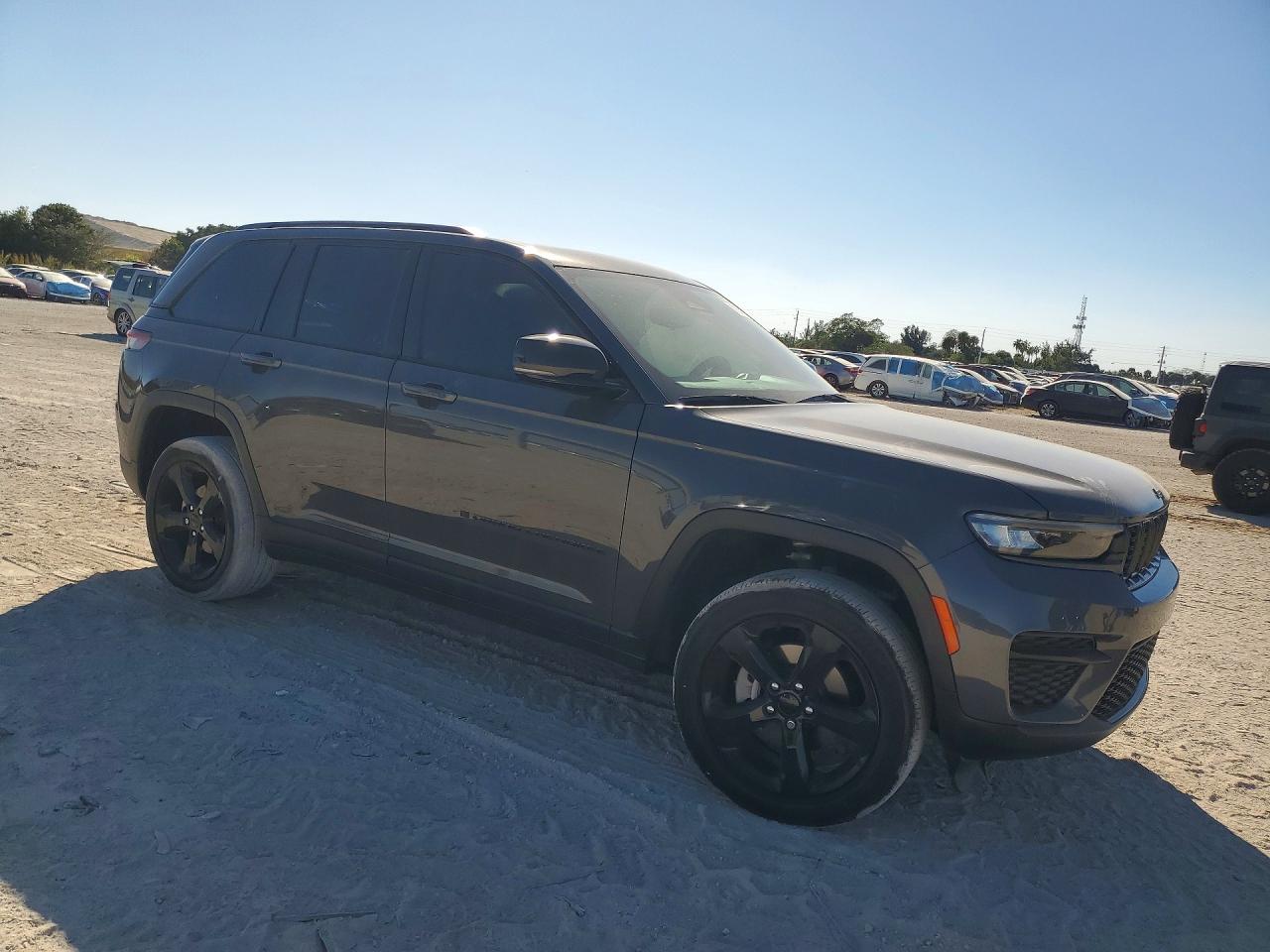 2024 JEEP GRAND CHEROKEE LAREDO photo 10