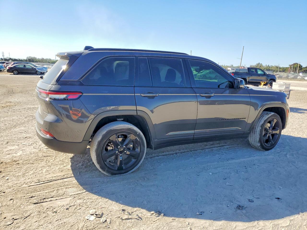 2024 JEEP GRAND CHEROKEE LAREDO photo 7