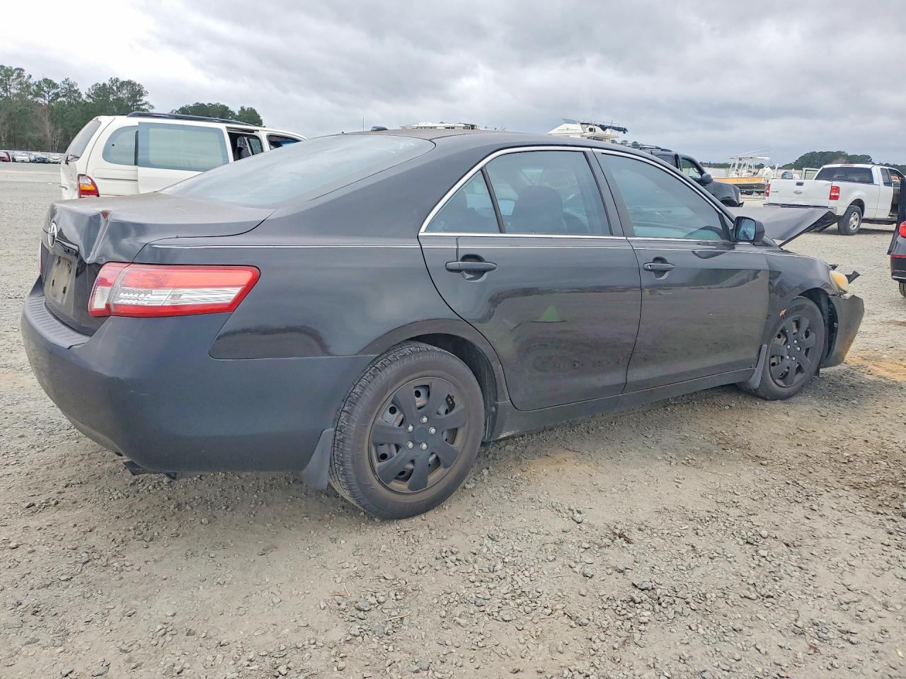 2011 TOYOTA CAMRY BASE photo 3
