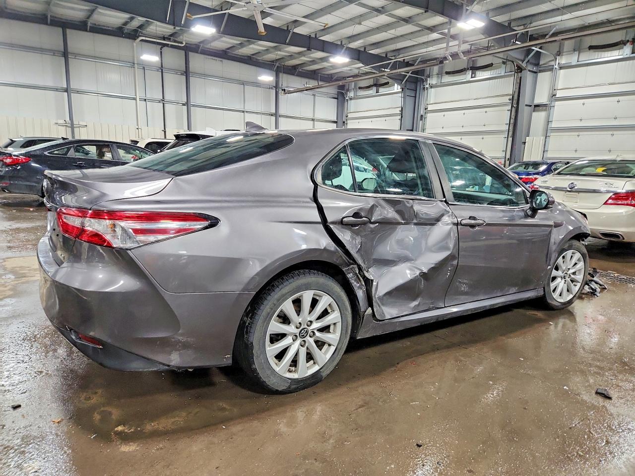 2019 TOYOTA CAMRY LE photo 3