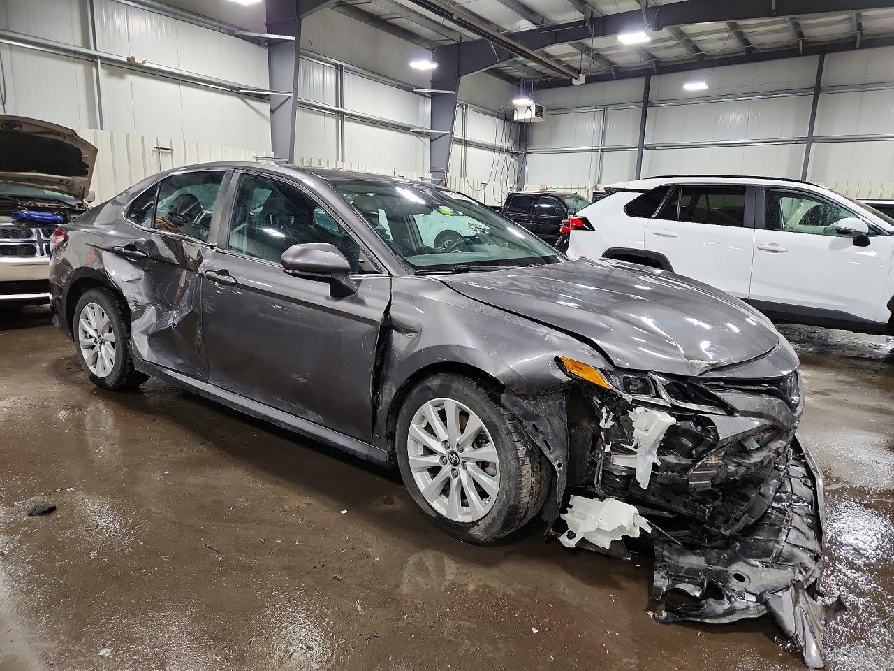 2019 TOYOTA CAMRY LE photo 4