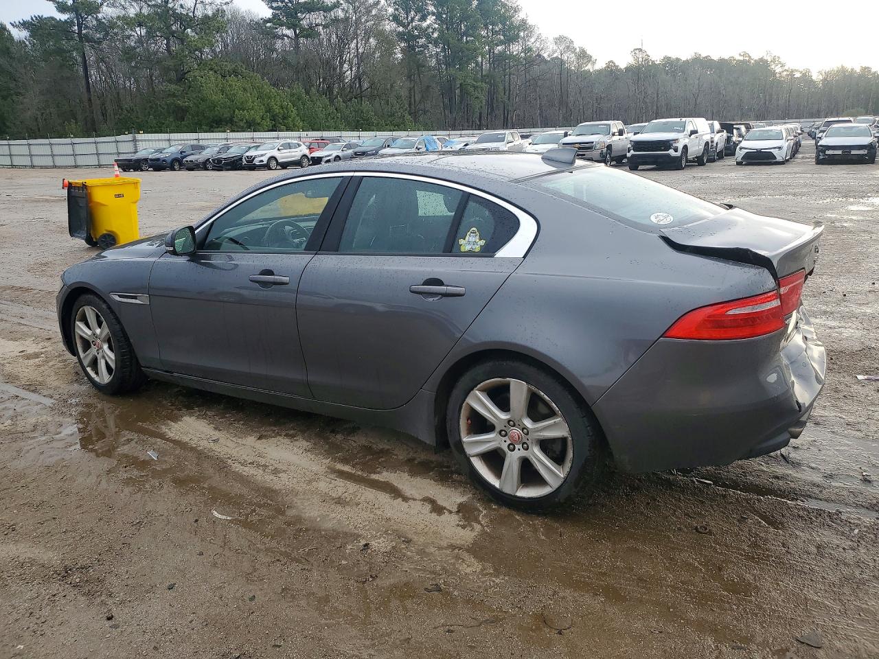 2017 JAGUAR XE PREMIUM photo 4