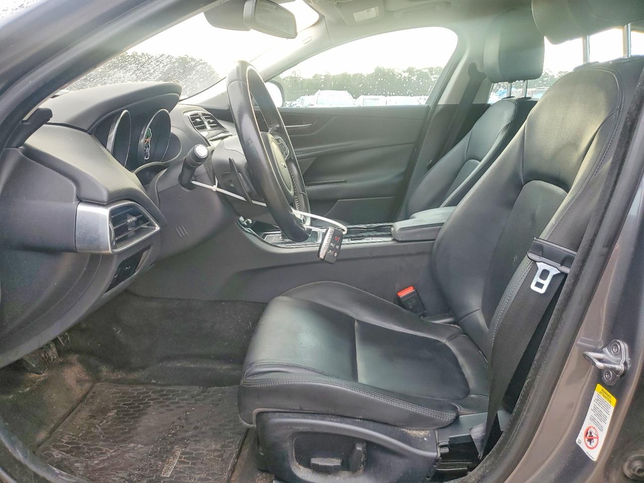 2017 JAGUAR XE PREMIUM photo 19