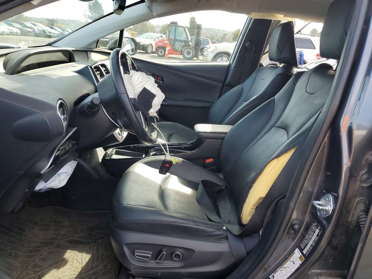 2017 TOYOTA PRIUS FOUR photo 13