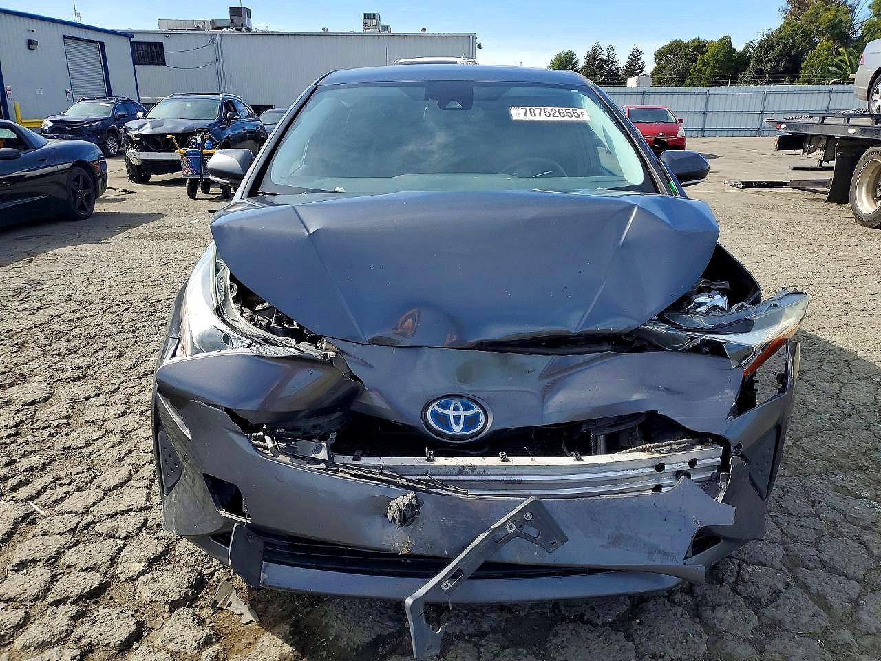 2017 TOYOTA PRIUS FOUR photo 9