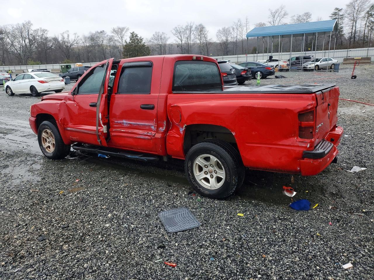 2005 DODGE DAKOTA QUAD SLT photo 2