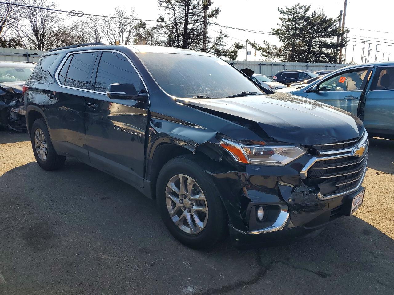 2020 CHEVROLET TRAVERSE LT photo 4