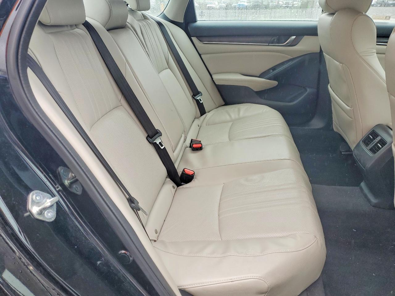 2018 HONDA ACCORD TOURING photo 19