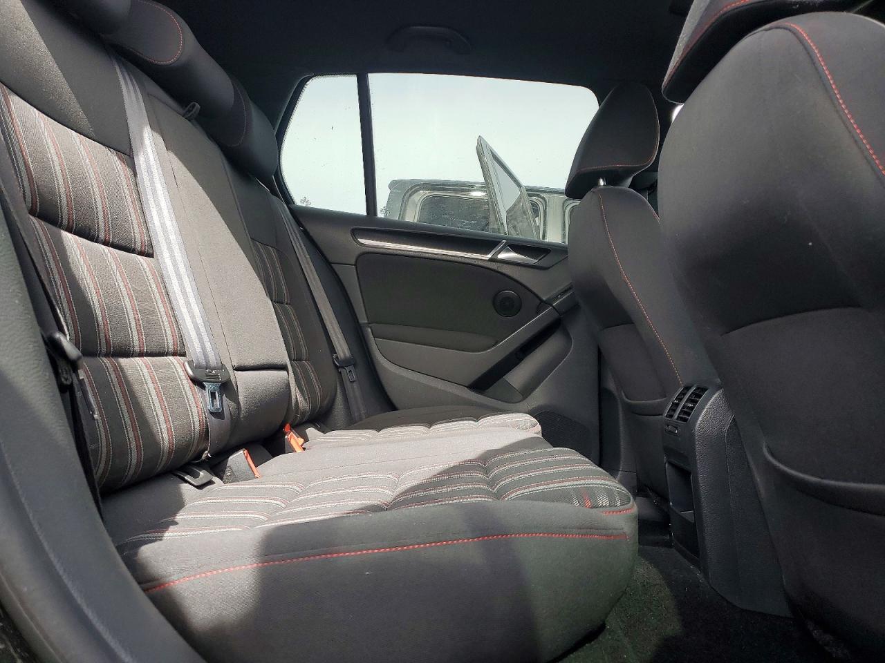 2012 VOLKSWAGEN GTI photo 19