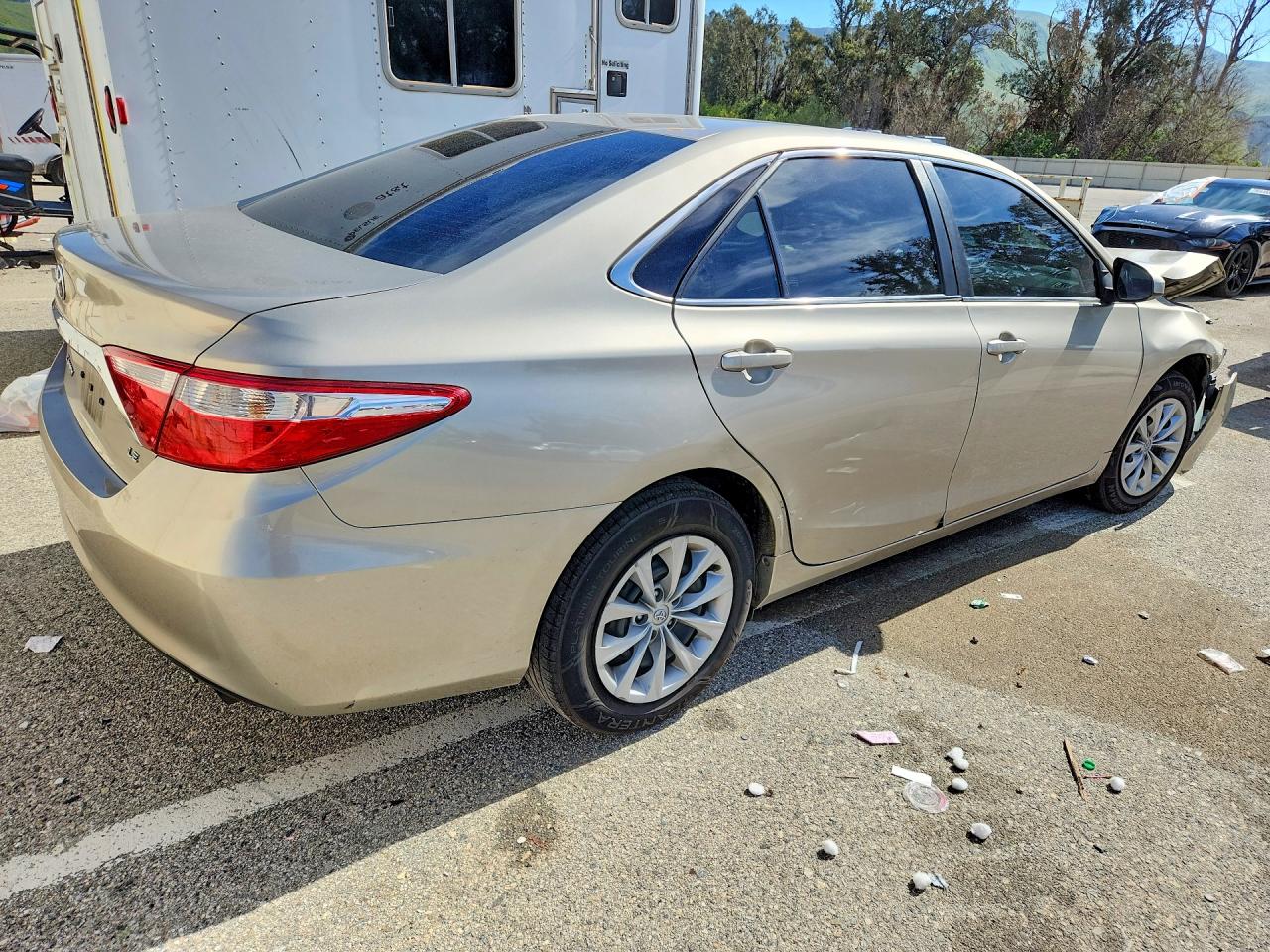 2017 TOYOTA CAMRY LE photo 3