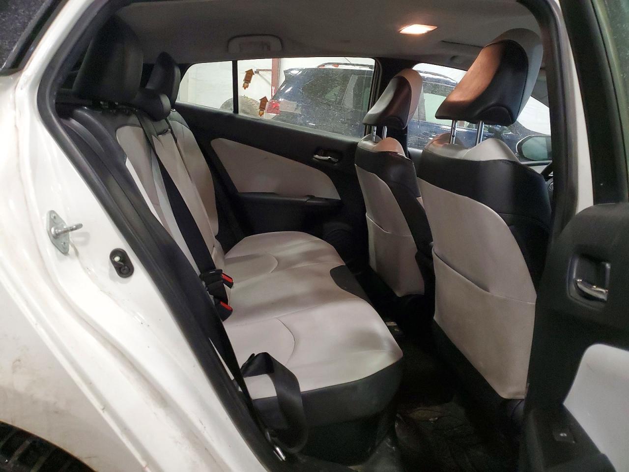 2016 TOYOTA PRIUS FOUR photo 28