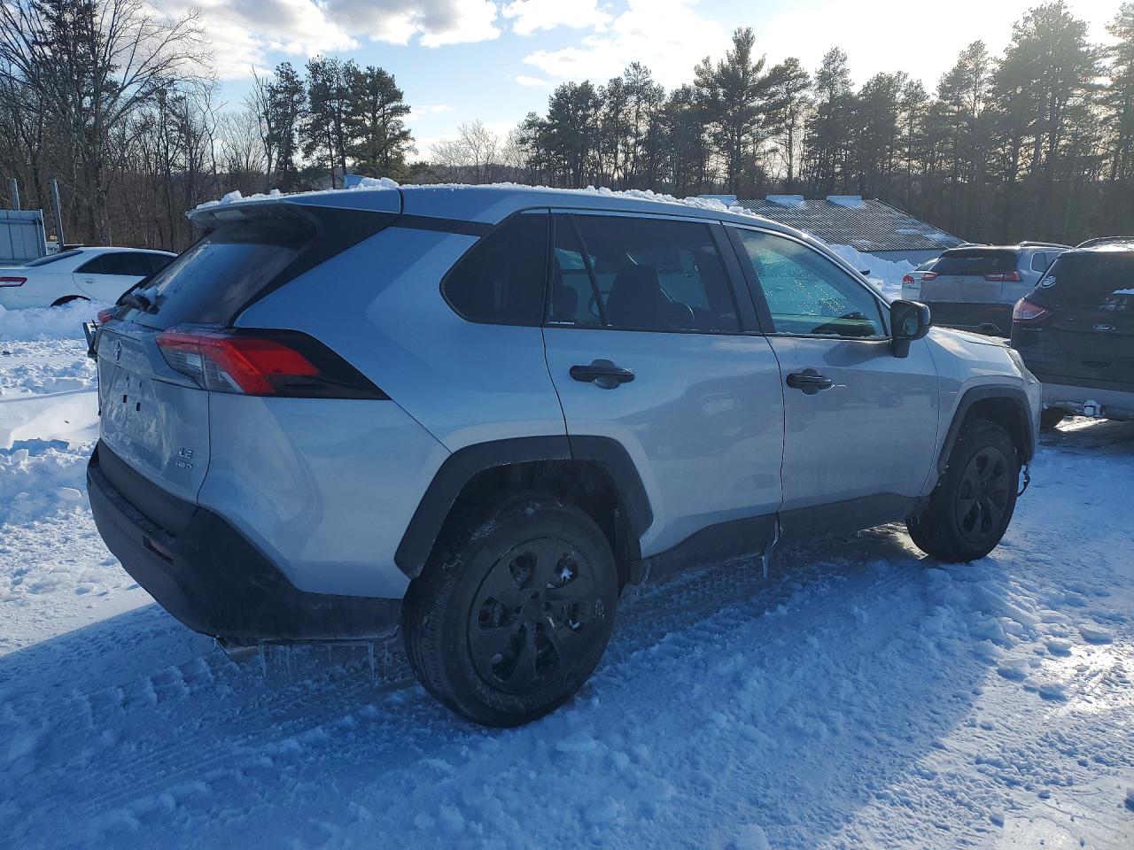 2022 TOYOTA RAV4 LE photo 3