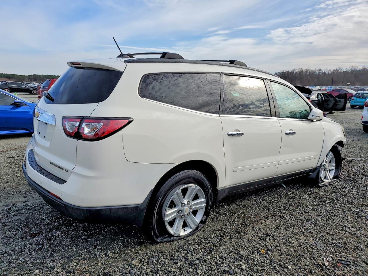 2014 CHEVROLET TRAVERSE LT photo 3