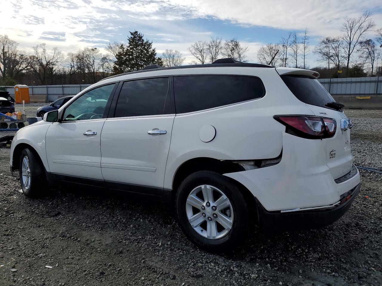 2014 CHEVROLET TRAVERSE LT photo 2
