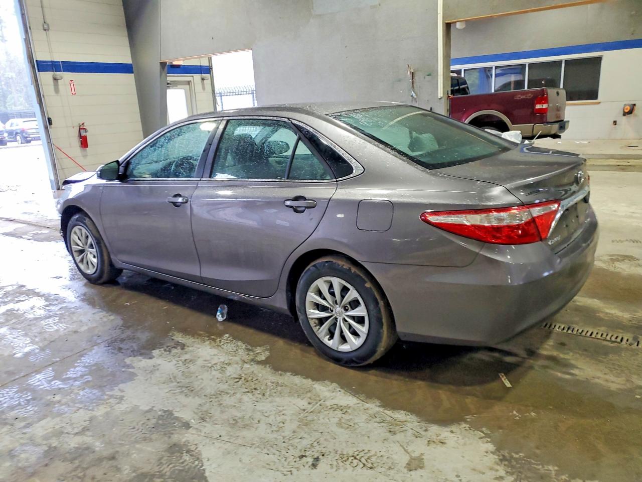 2015 TOYOTA CAMRY LE photo 2