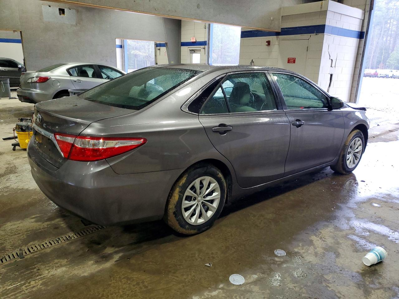 2015 TOYOTA CAMRY LE photo 3
