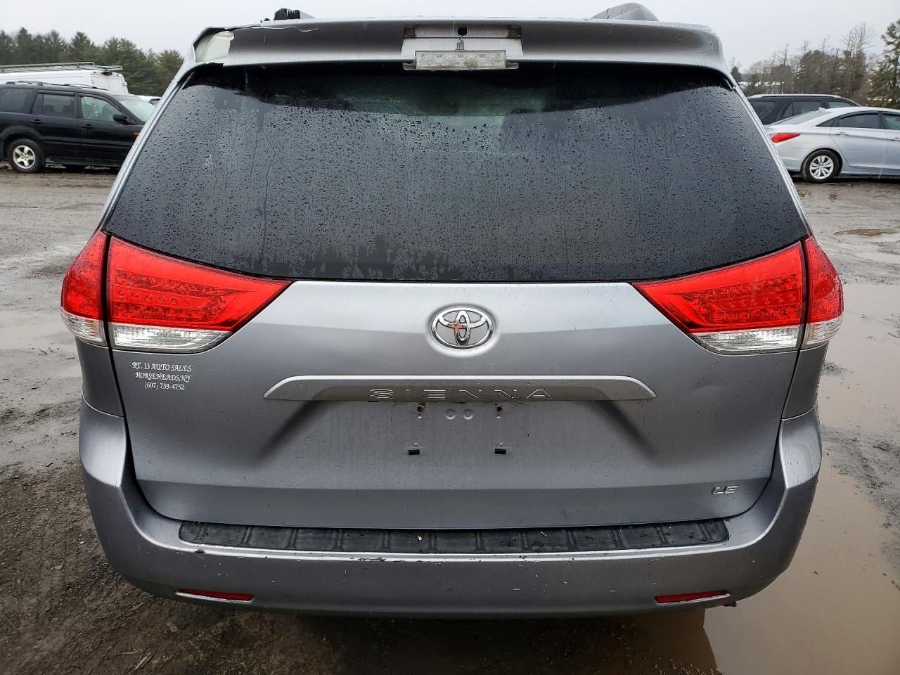 2013 TOYOTA SIENNA LE 8-PASSENGER photo 11