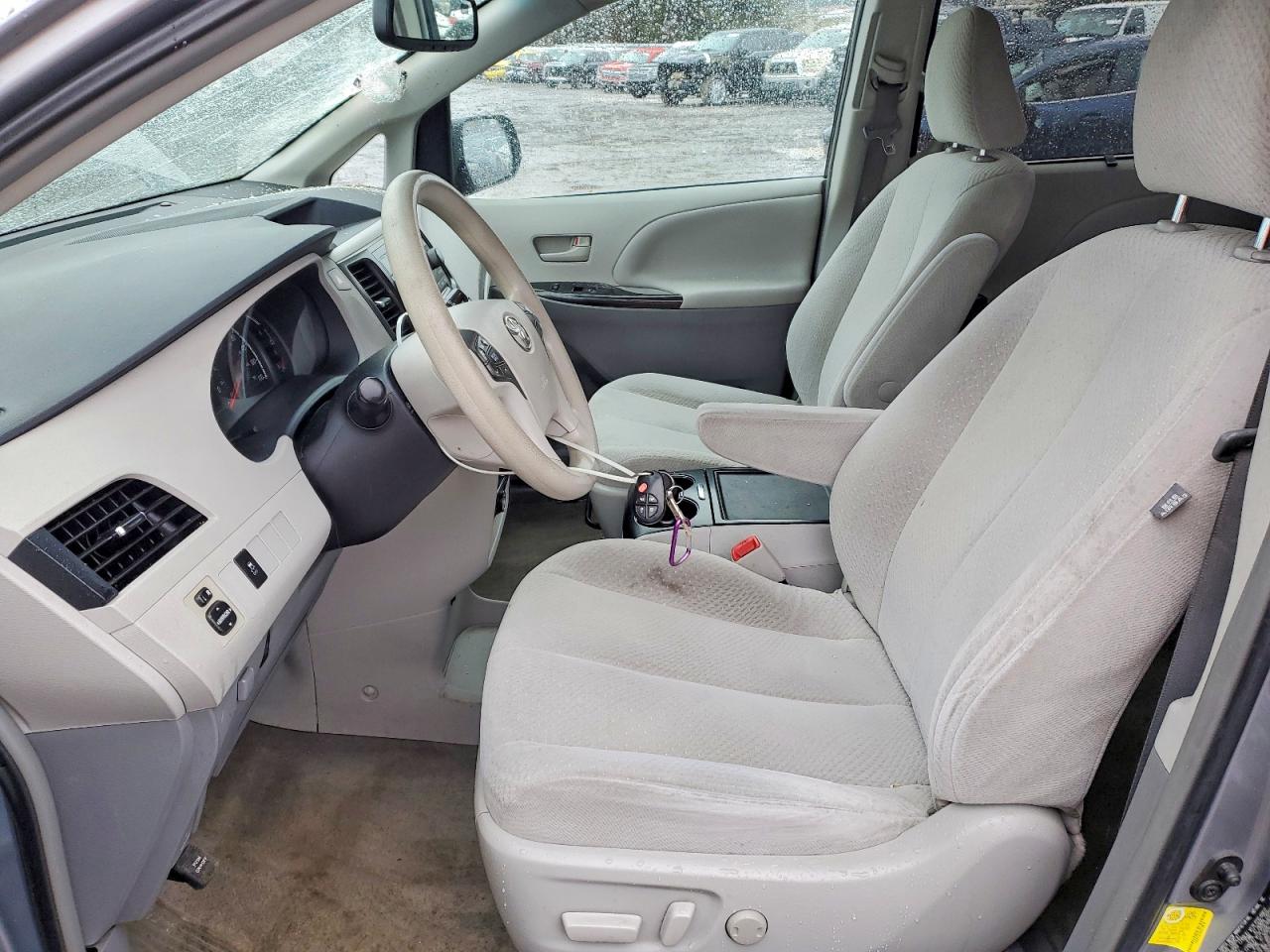 2013 TOYOTA SIENNA LE 8-PASSENGER photo 13