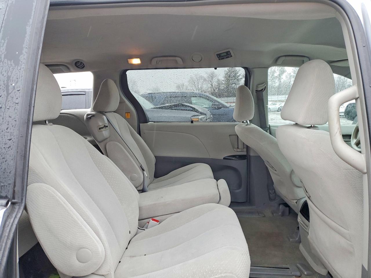 2013 TOYOTA SIENNA LE 8-PASSENGER photo 21