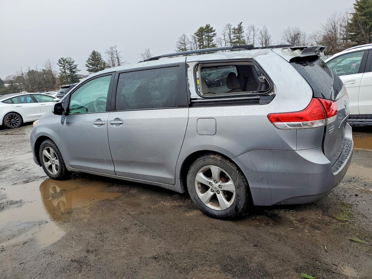 2013 TOYOTA SIENNA LE 8-PASSENGER photo 3