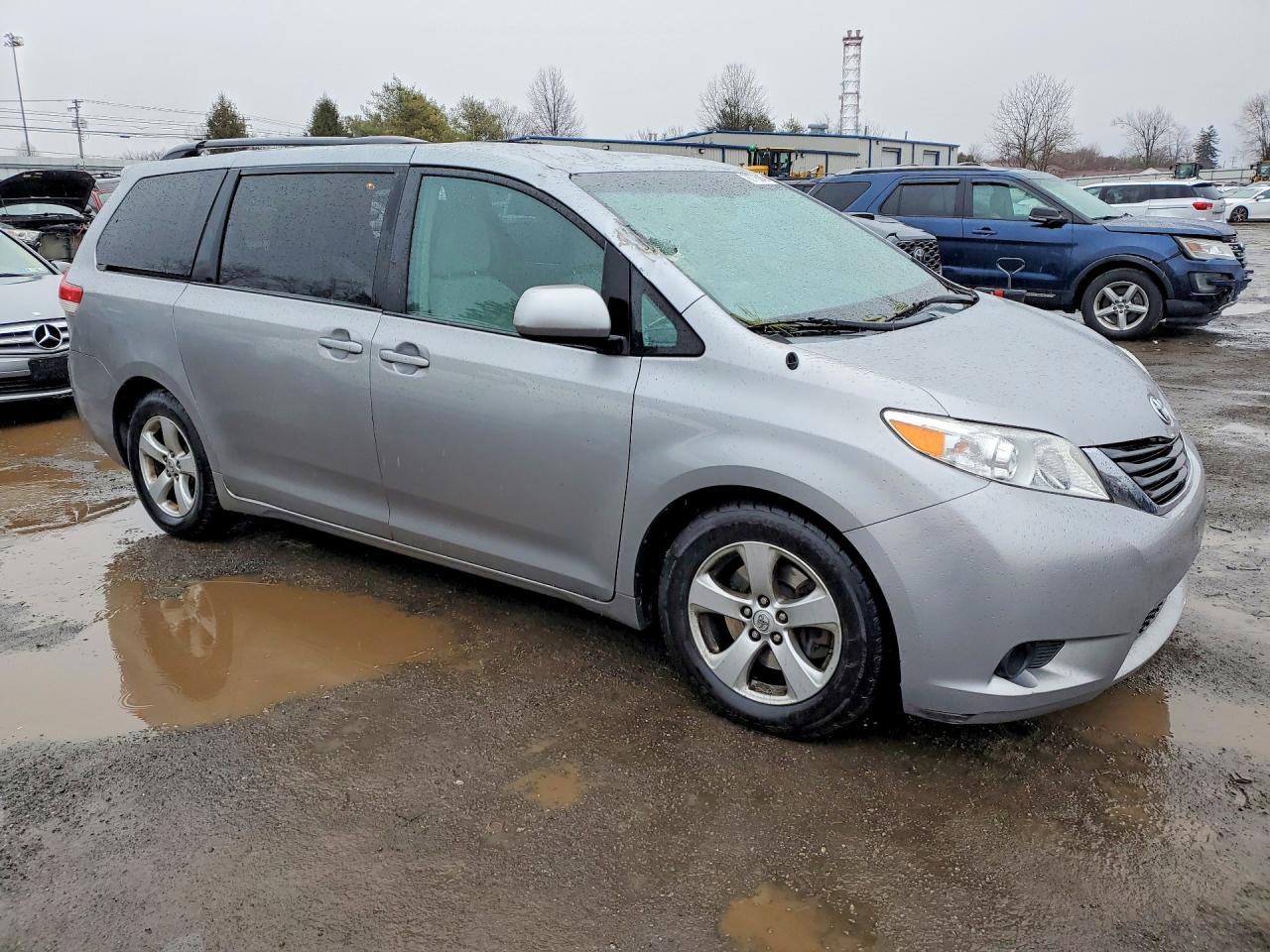 2013 TOYOTA SIENNA LE 8-PASSENGER photo 7