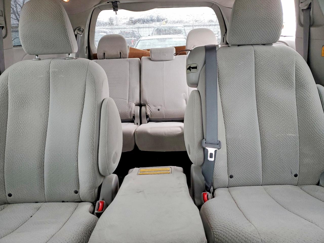 2013 TOYOTA SIENNA LE 8-PASSENGER photo 19