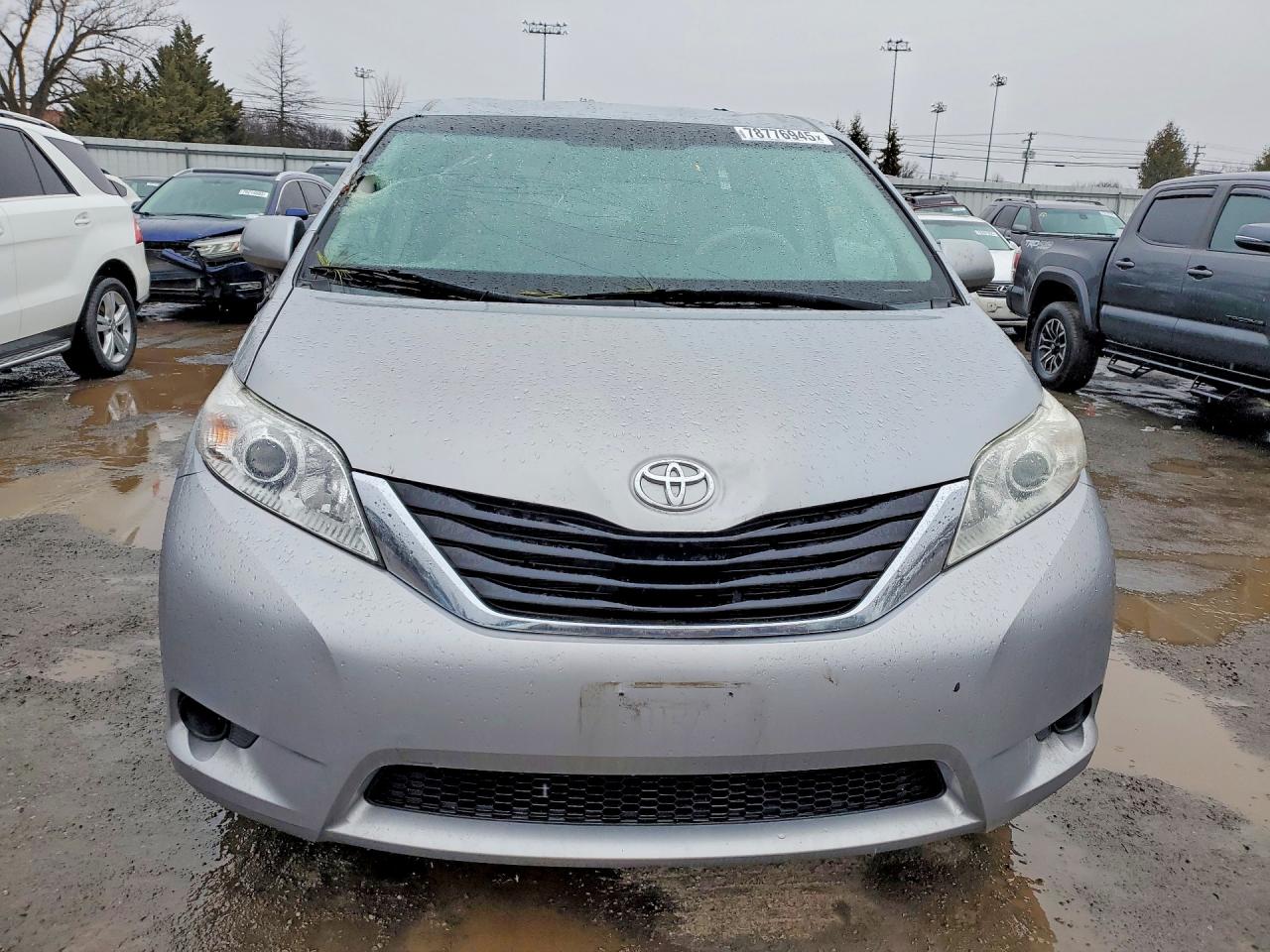 2013 TOYOTA SIENNA LE 8-PASSENGER photo 9