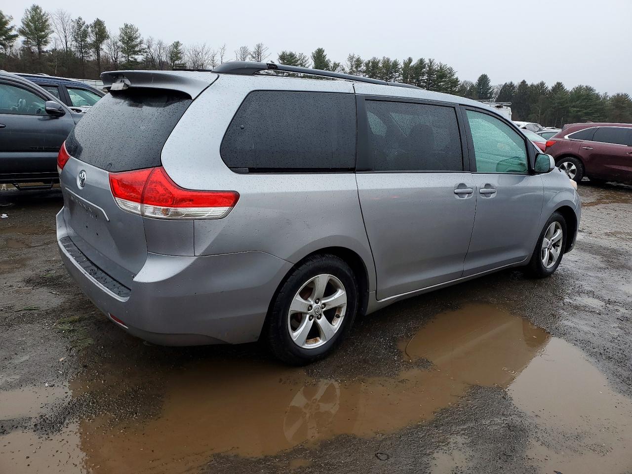 2013 TOYOTA SIENNA LE 8-PASSENGER photo 5