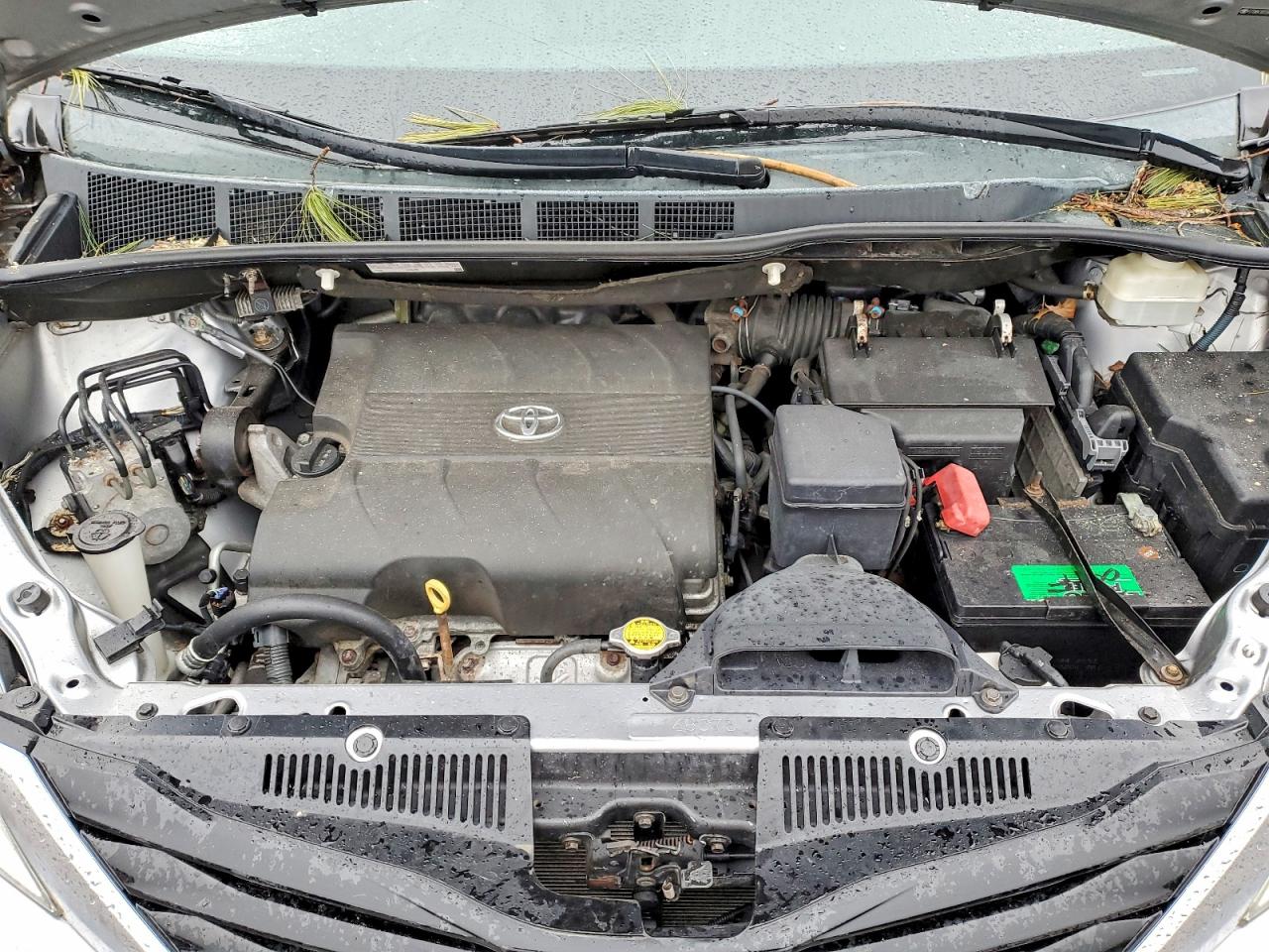 2013 TOYOTA SIENNA LE 8-PASSENGER photo 23