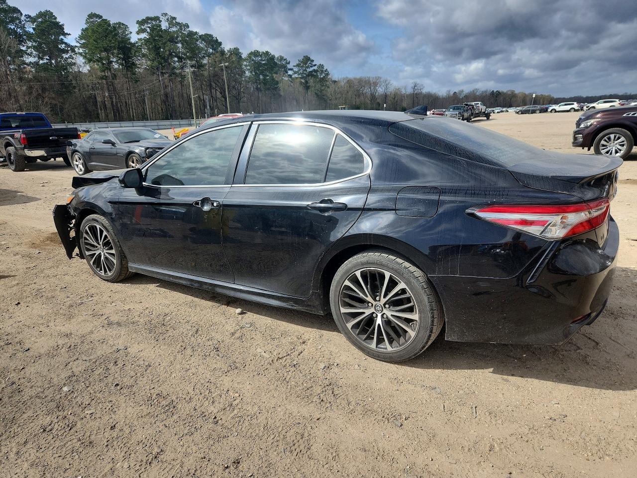 2019 TOYOTA CAMRY SE photo 3