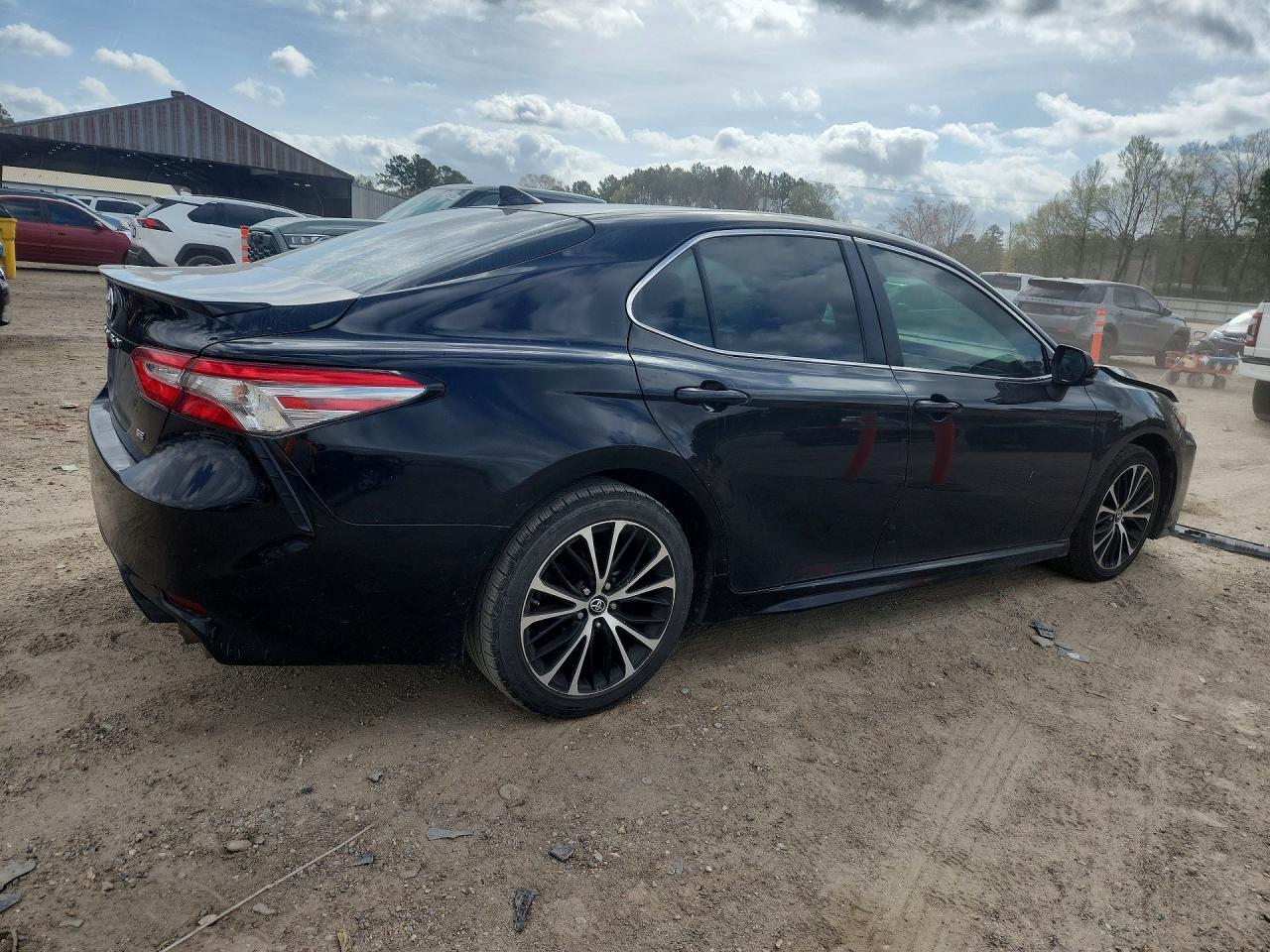 2019 TOYOTA CAMRY SE photo 5