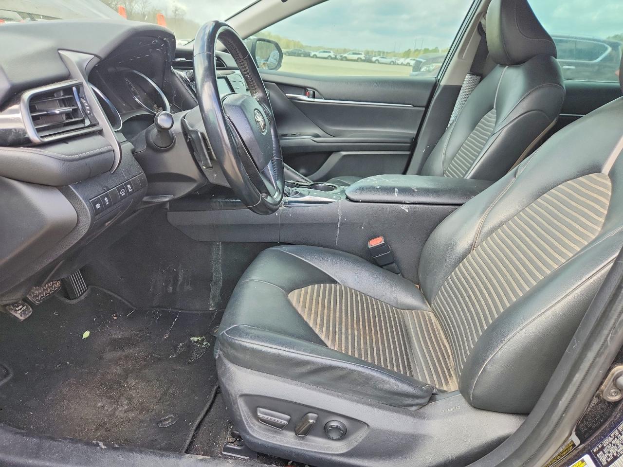 2019 TOYOTA CAMRY SE photo 13