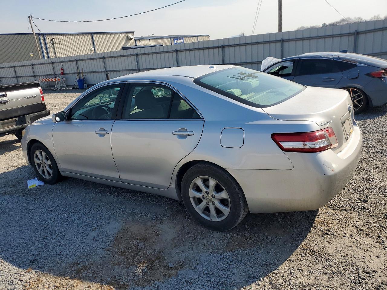 2011 TOYOTA CAMRY LE photo 3
