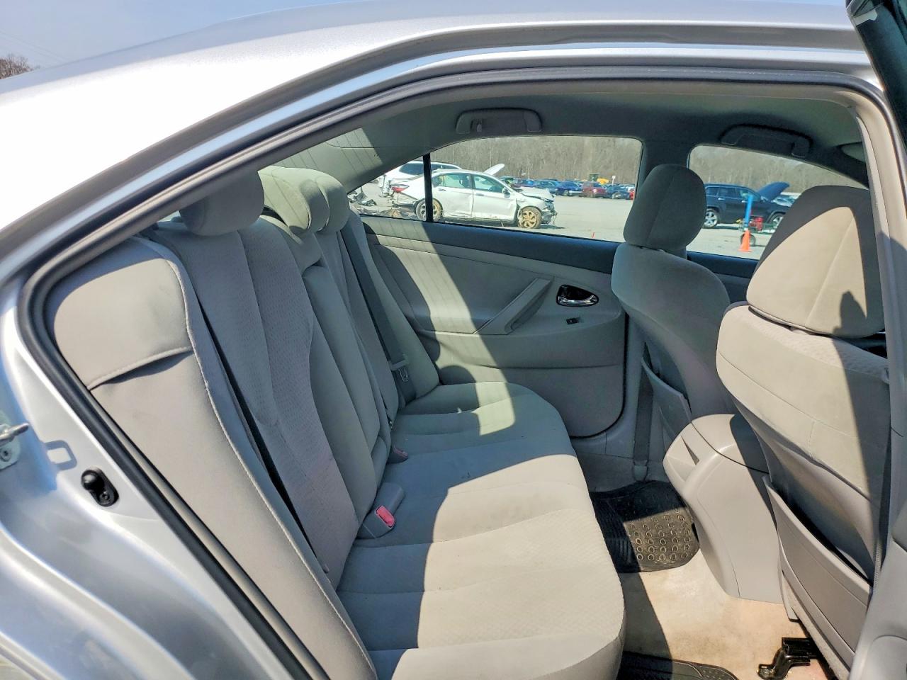 2011 TOYOTA CAMRY LE photo 19