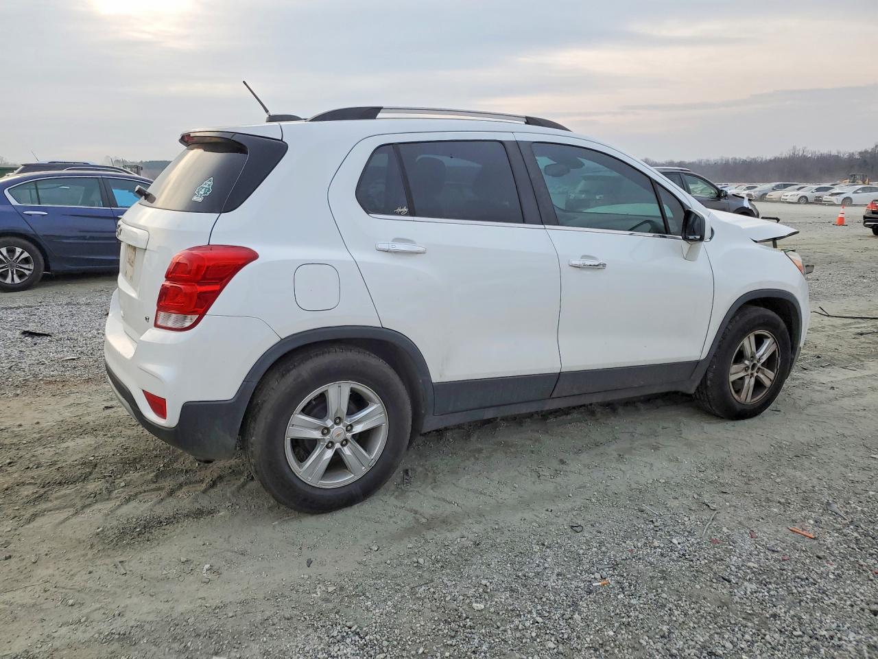 2018 CHEVROLET TRAX 1LT photo 3