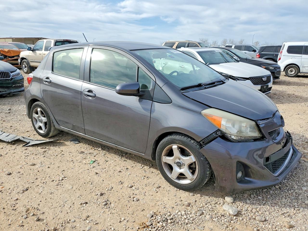 2014 TOYOTA YARIS photo 7