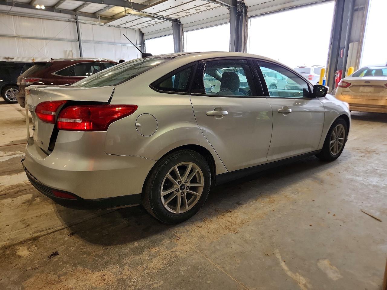 2017 FORD FOCUS SE photo 5