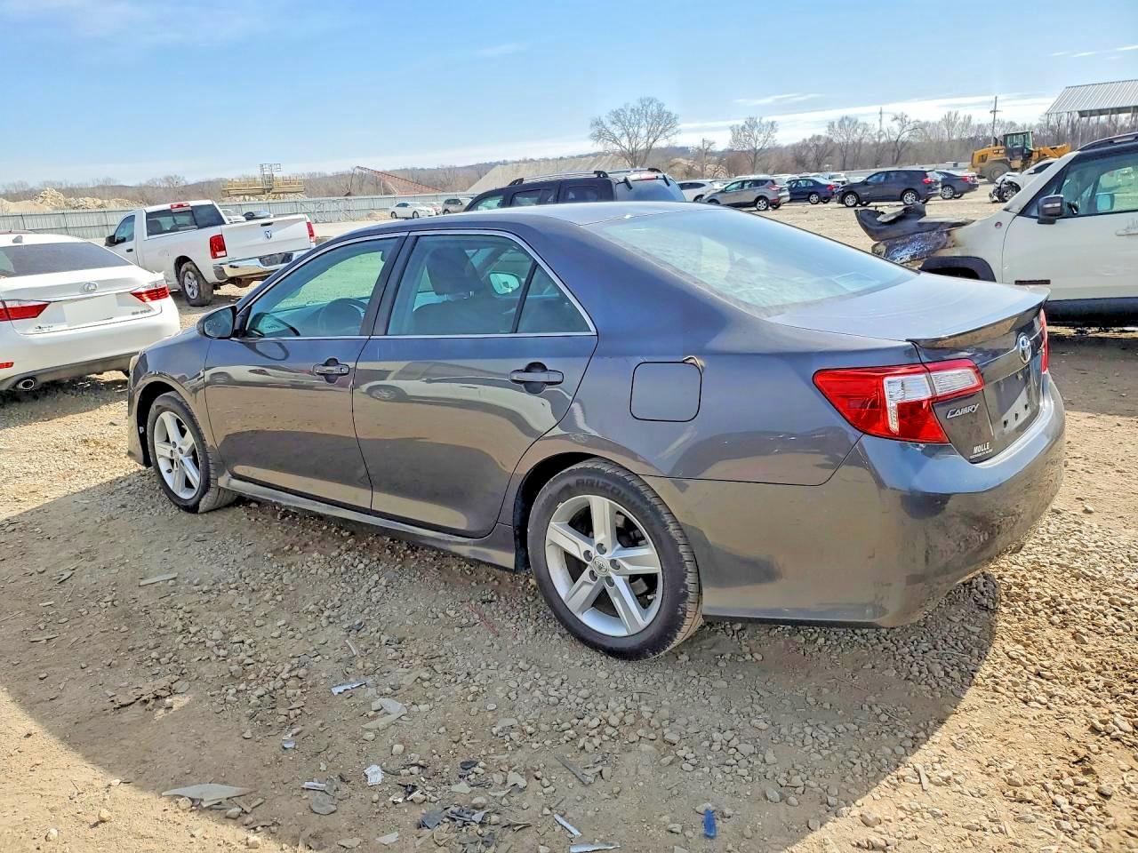 2013 TOYOTA CAMRY L photo 3