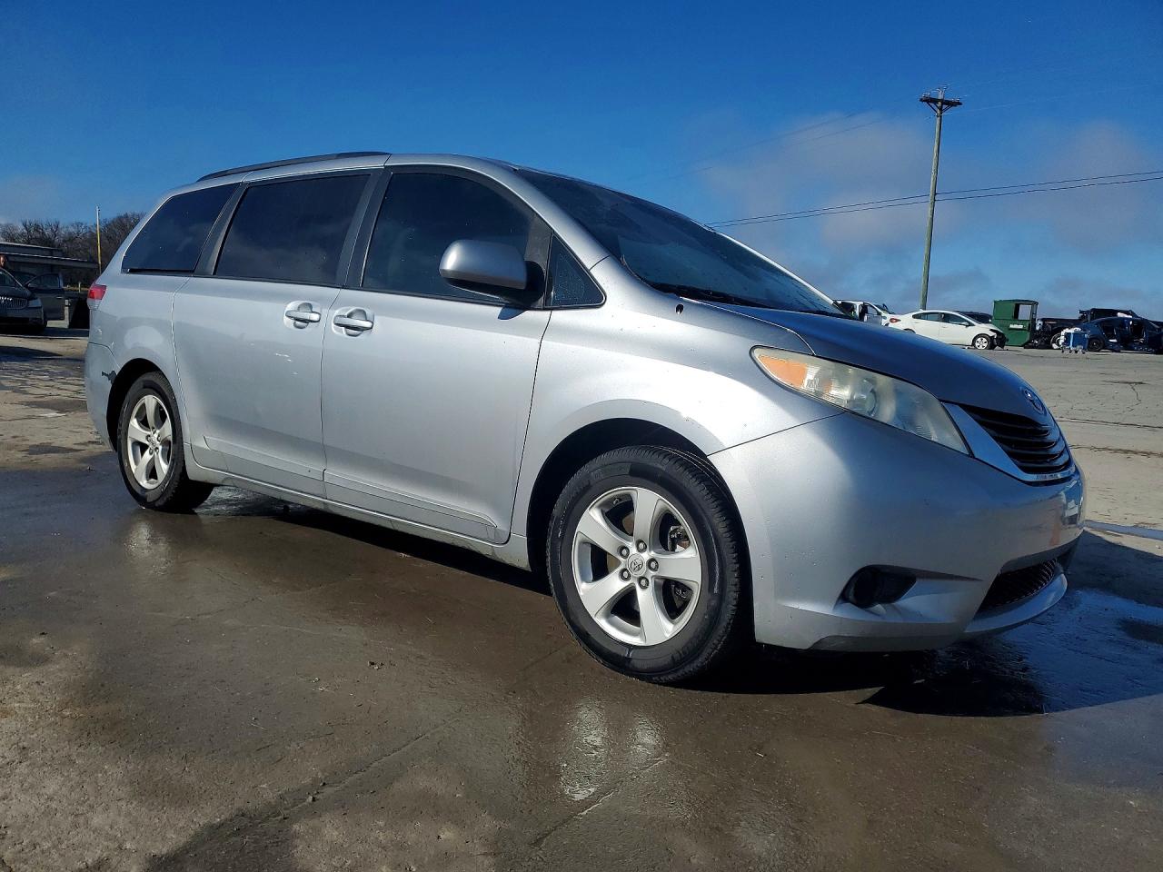2013 TOYOTA SIENNA LE 8-PASSENGER photo 7