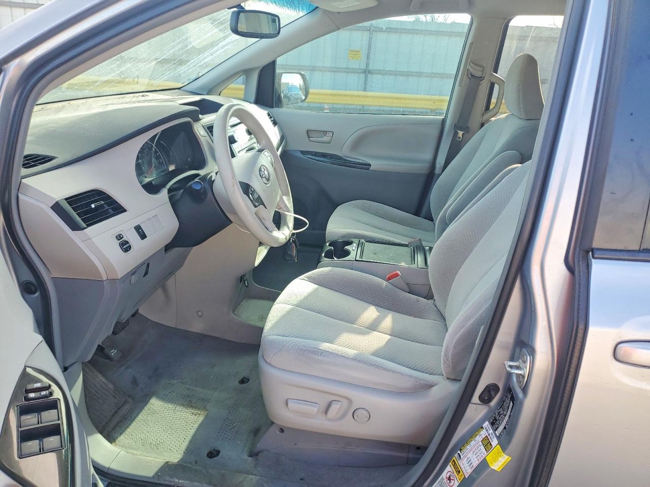 2013 TOYOTA SIENNA LE 8-PASSENGER photo 13