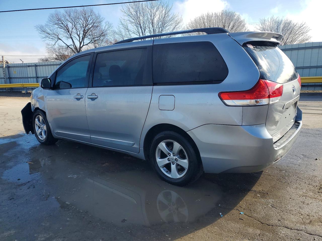 2013 TOYOTA SIENNA LE 8-PASSENGER photo 3