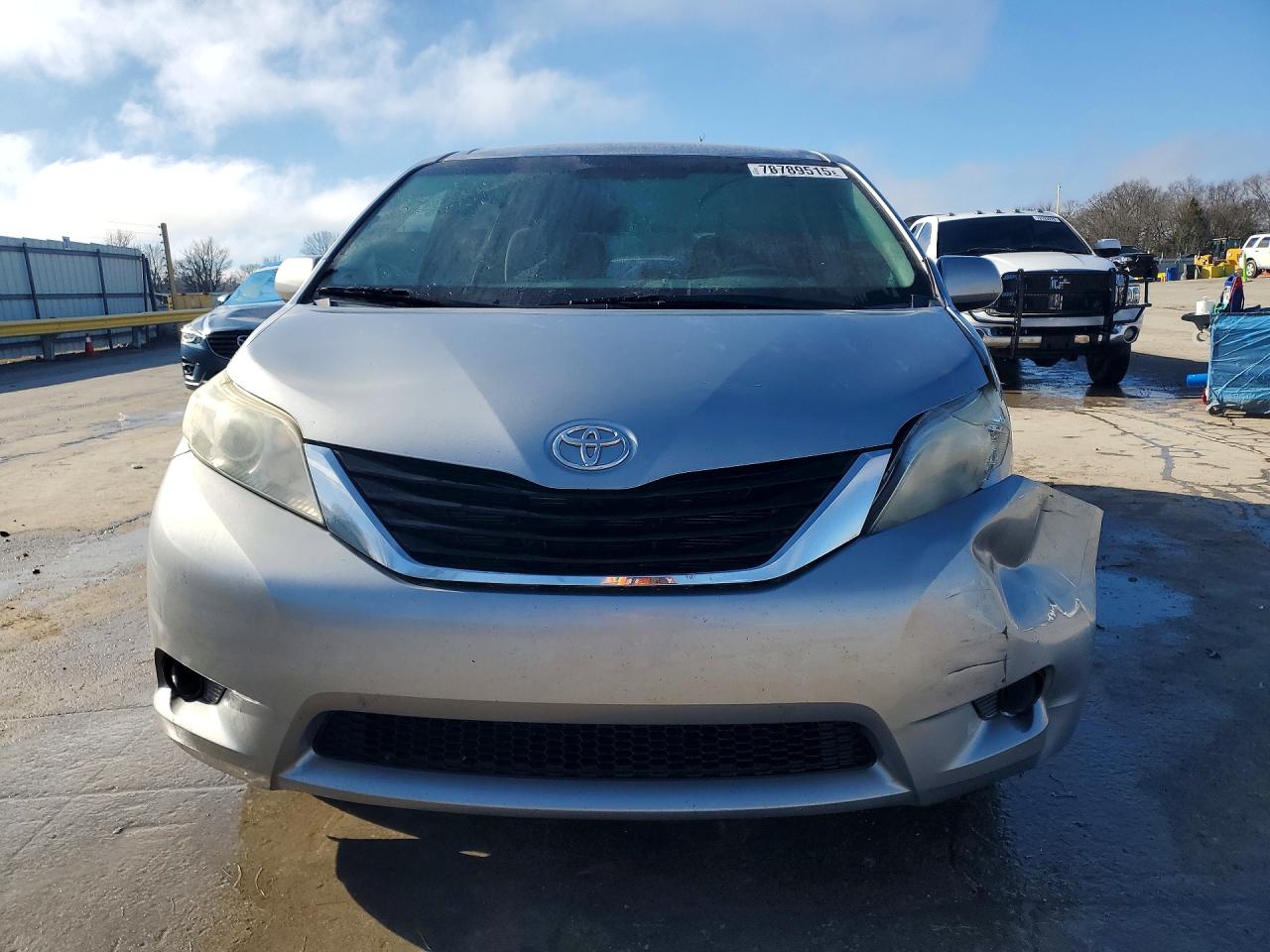 2013 TOYOTA SIENNA LE 8-PASSENGER photo 9