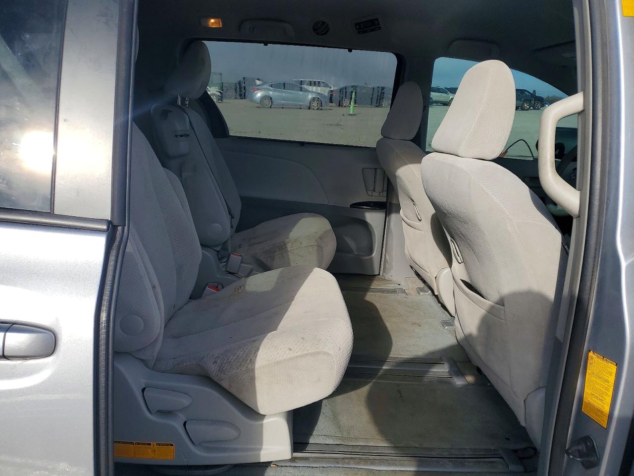 2013 TOYOTA SIENNA LE 8-PASSENGER photo 21