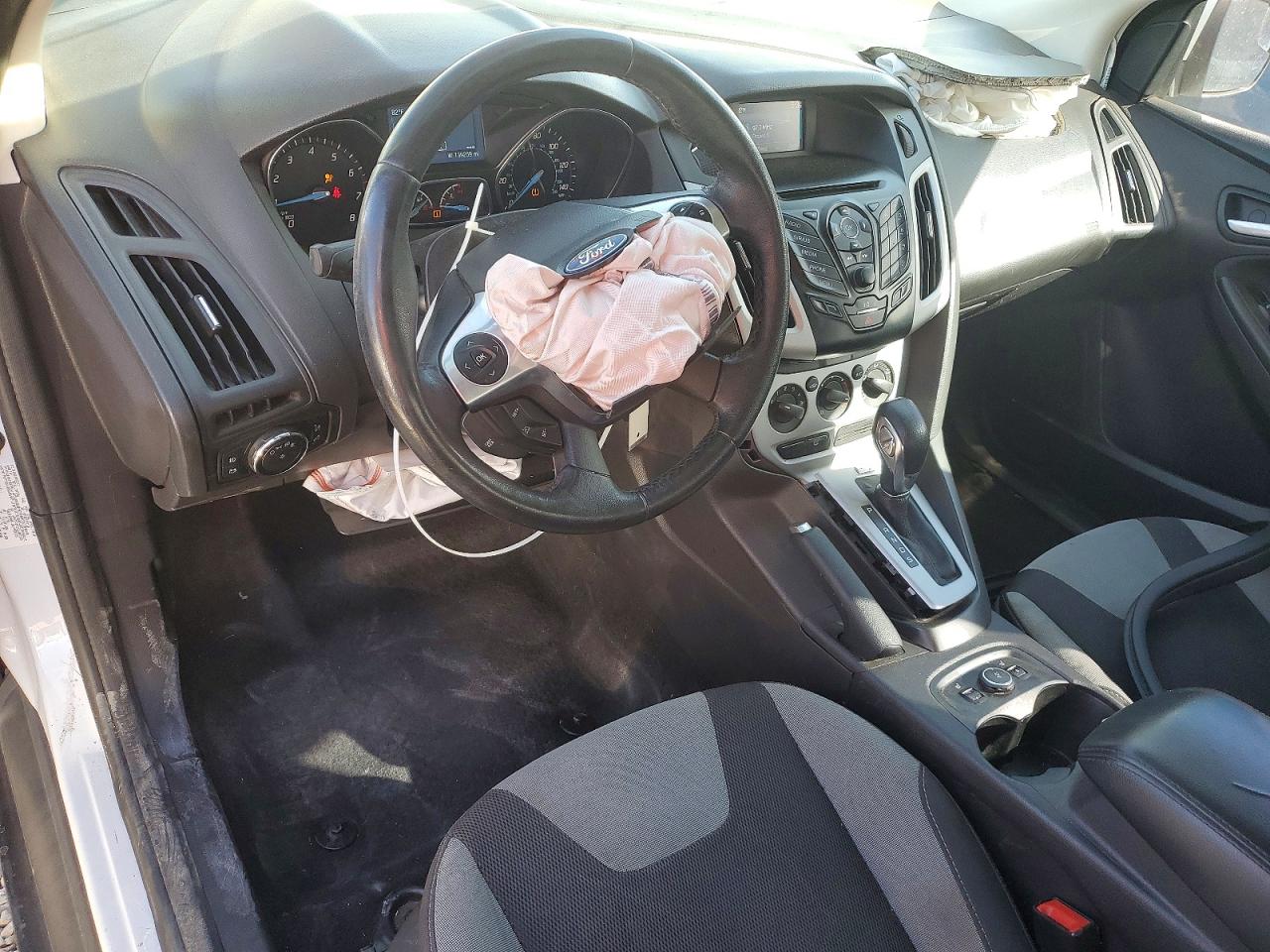 2014 FORD FOCUS SE photo 8