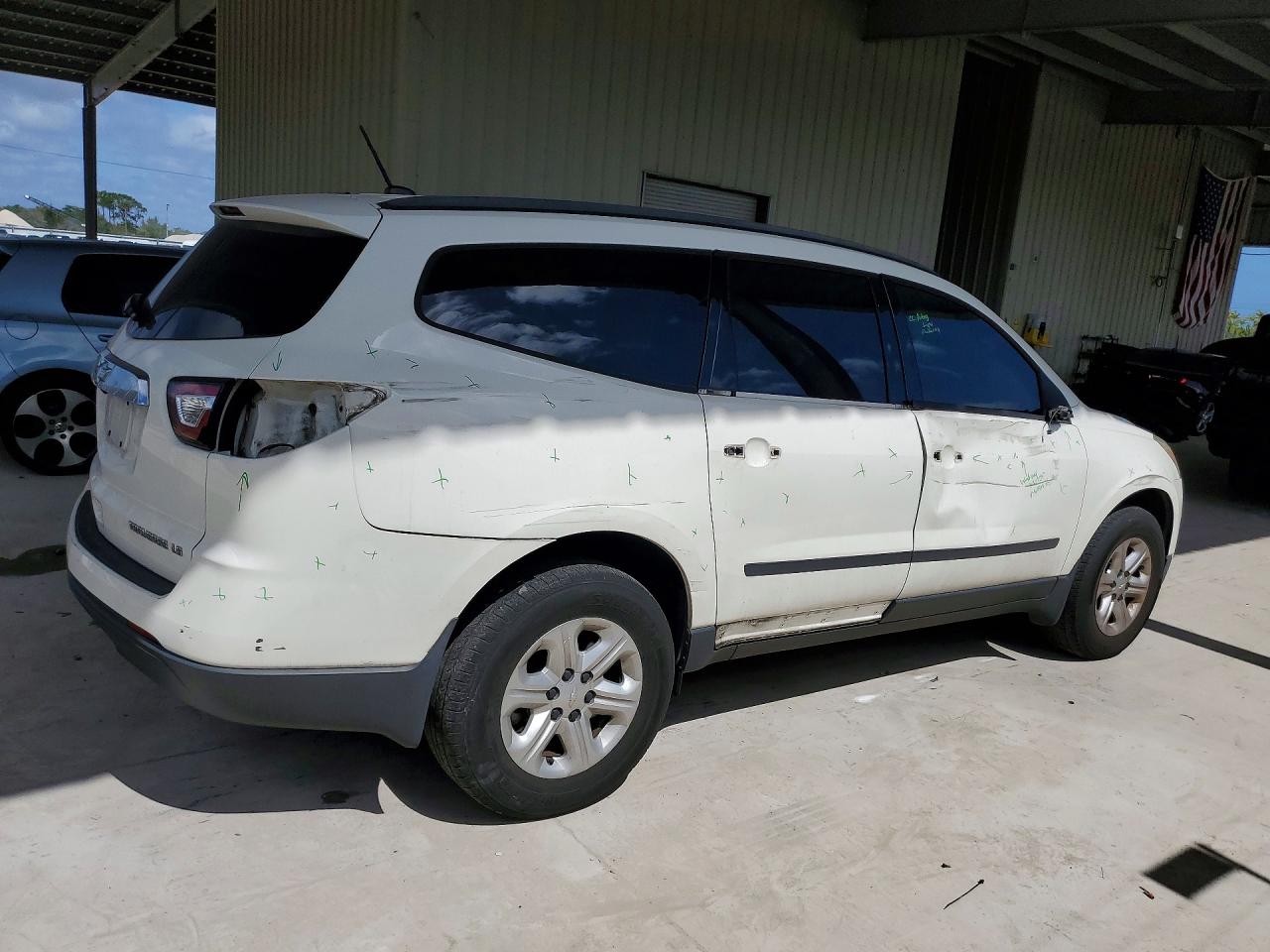 2014 CHEVROLET TRAVERSE LS photo 3