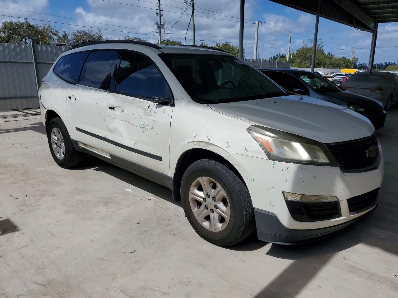 2014 CHEVROLET TRAVERSE LS photo 4