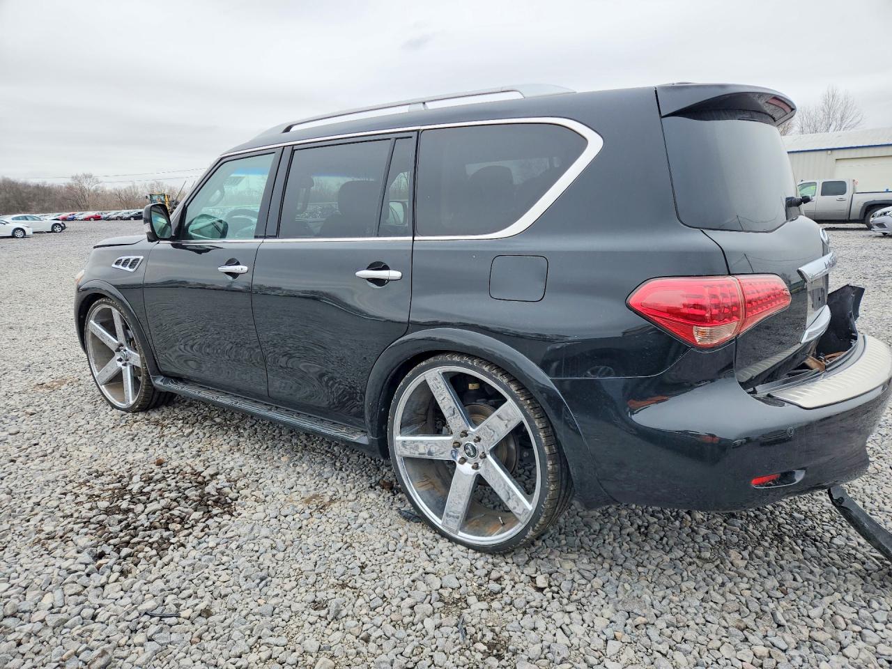 2013 INFINITI QX56 BASE photo 4