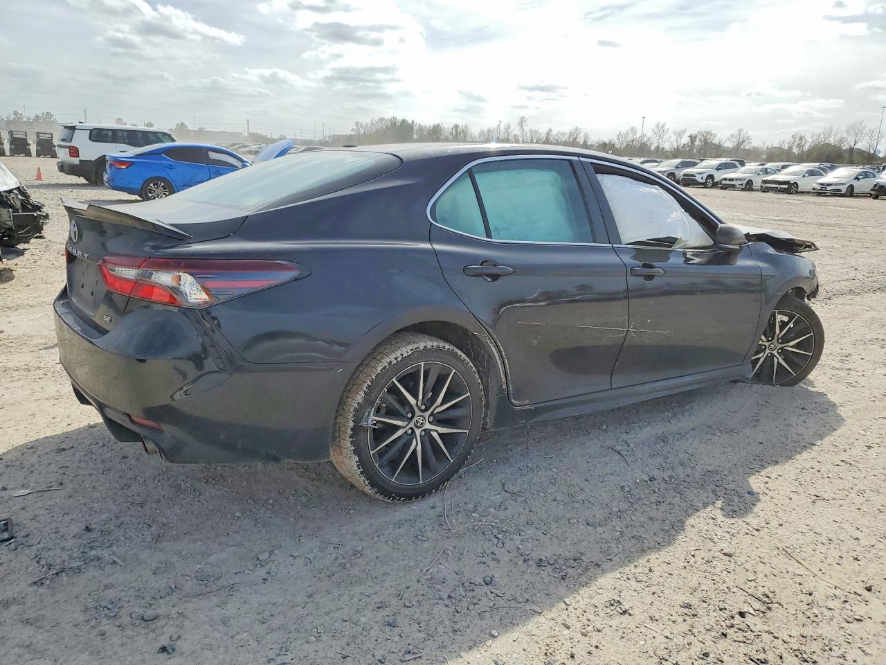 2022 TOYOTA CAMRY SE photo 3