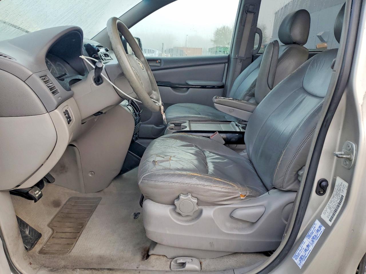 2004 TOYOTA SIENNA LE 7 PASSENGER photo 19